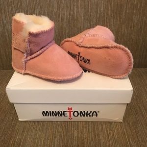 Minnetonka Infant’s Sheepskin Pug Bootie, 3